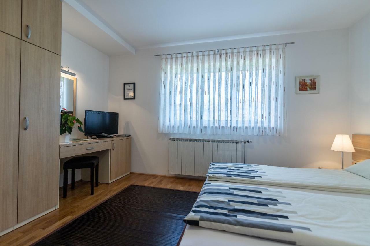 Apartments And Room Robert Korenica Exterior foto