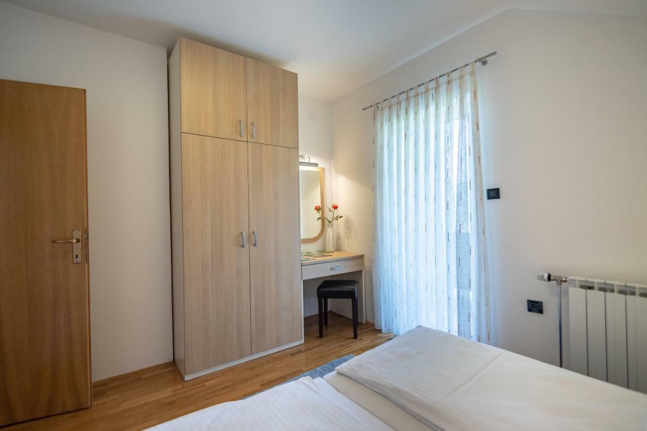 Apartments And Room Robert Korenica Exterior foto