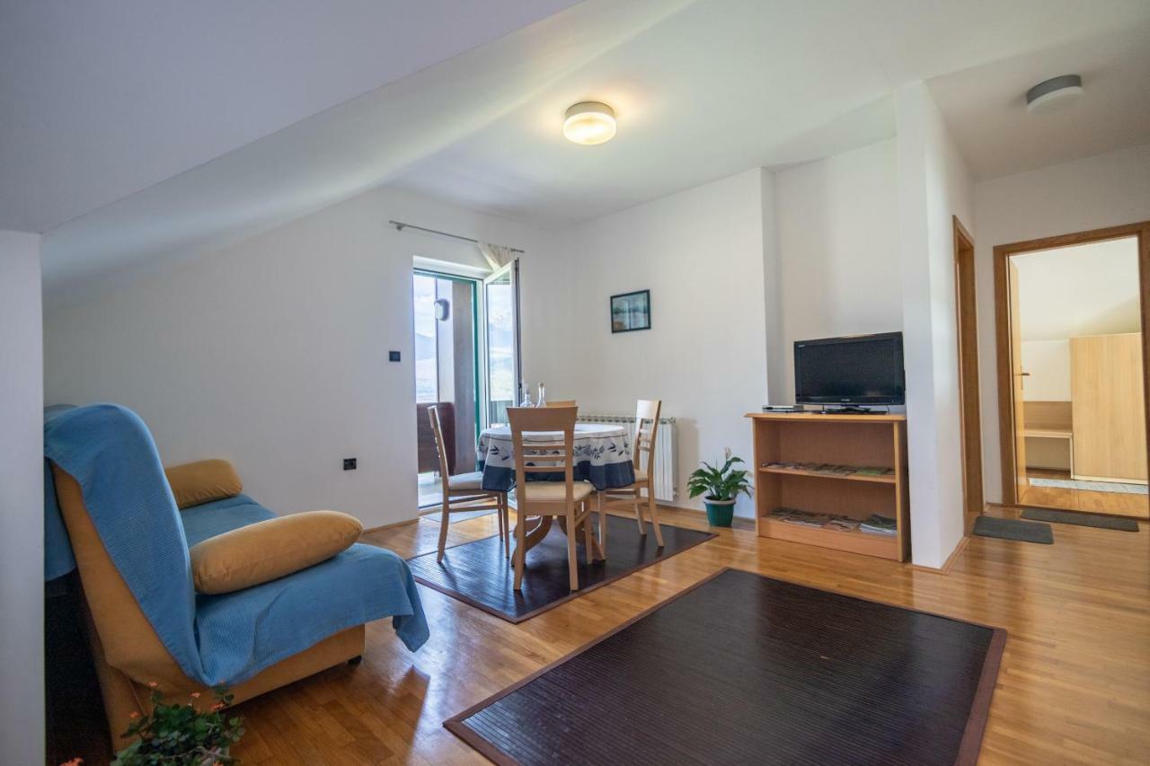 Apartments And Room Robert Korenica Exterior foto